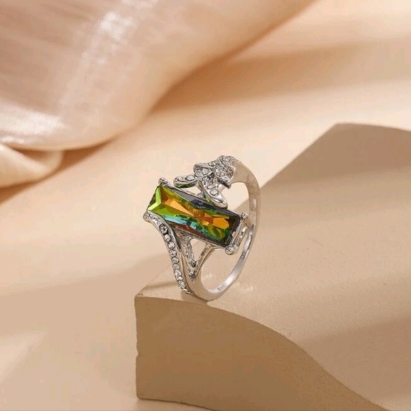 Unbranded Jewelry - 💖*NWOT* Rhinestone Ring